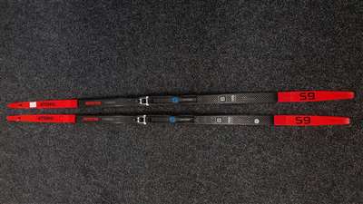 Bazárové běžecké lyže Atomic Redster Carbon S9