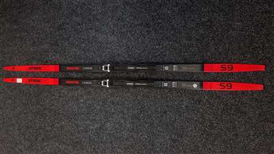 Bazárové běžecké lyže Atomic Redster Carbon S9